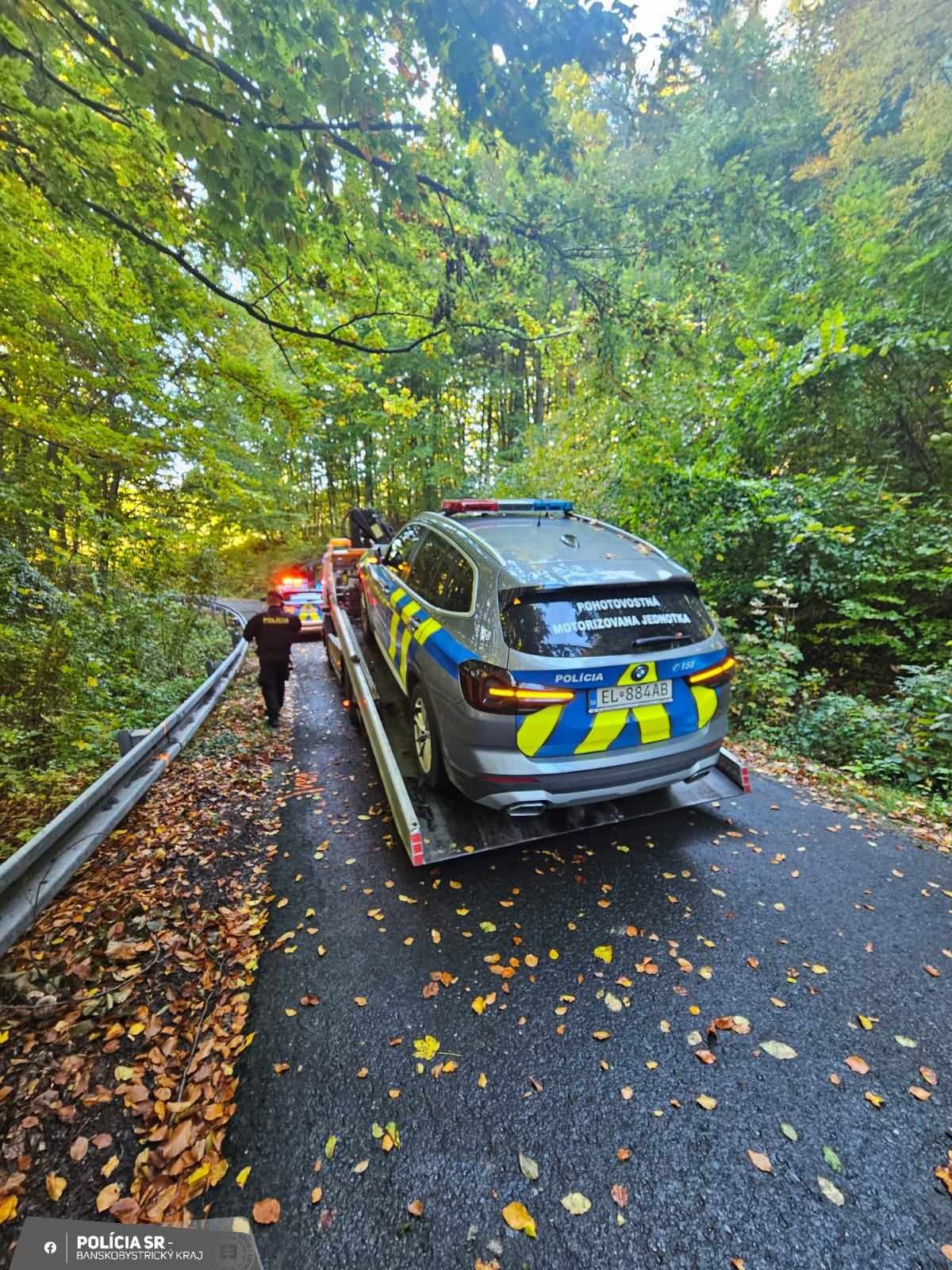 Motocyklista narazil do policajného auta v období zákazu viesť vozidlá.