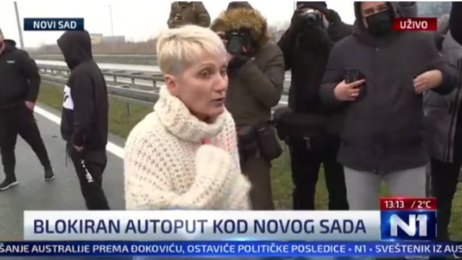 Nervozna žena koja vrišti na demonstrante u Novom Sadu postala viral jučerašnje blokade Srbije