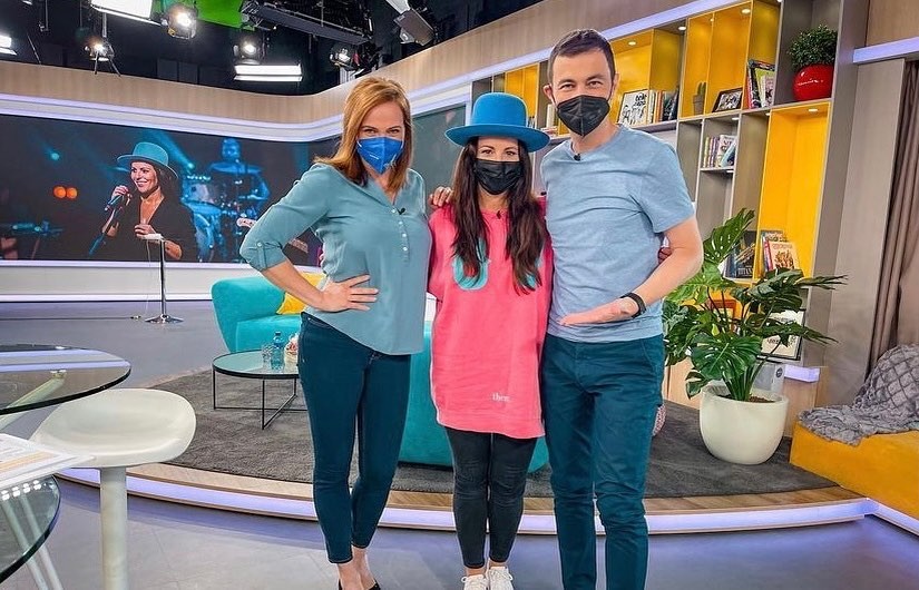 Moderátorka Adriana Kneissl, sprváčka Katarína Knechtová a moderátor Daro Richter v Teleráne. 