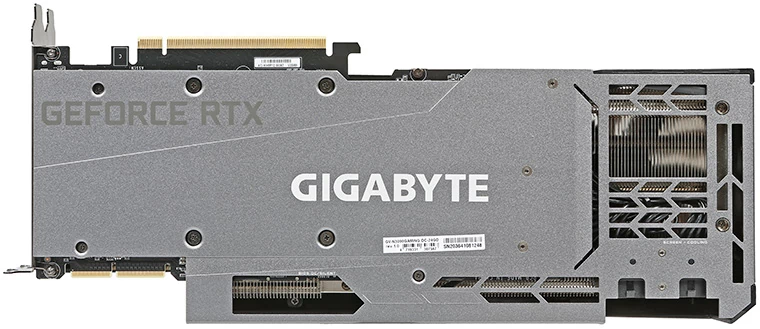 Gigabyte GeForce RTX 3090 GAMING OC 24G – backplate karty wystaje dużo poza płytę PCB dzięki czemu ochrania kartę, jak i układ chłodzenia, a perforacja na tyle nie ogranicza przepływu powietrza