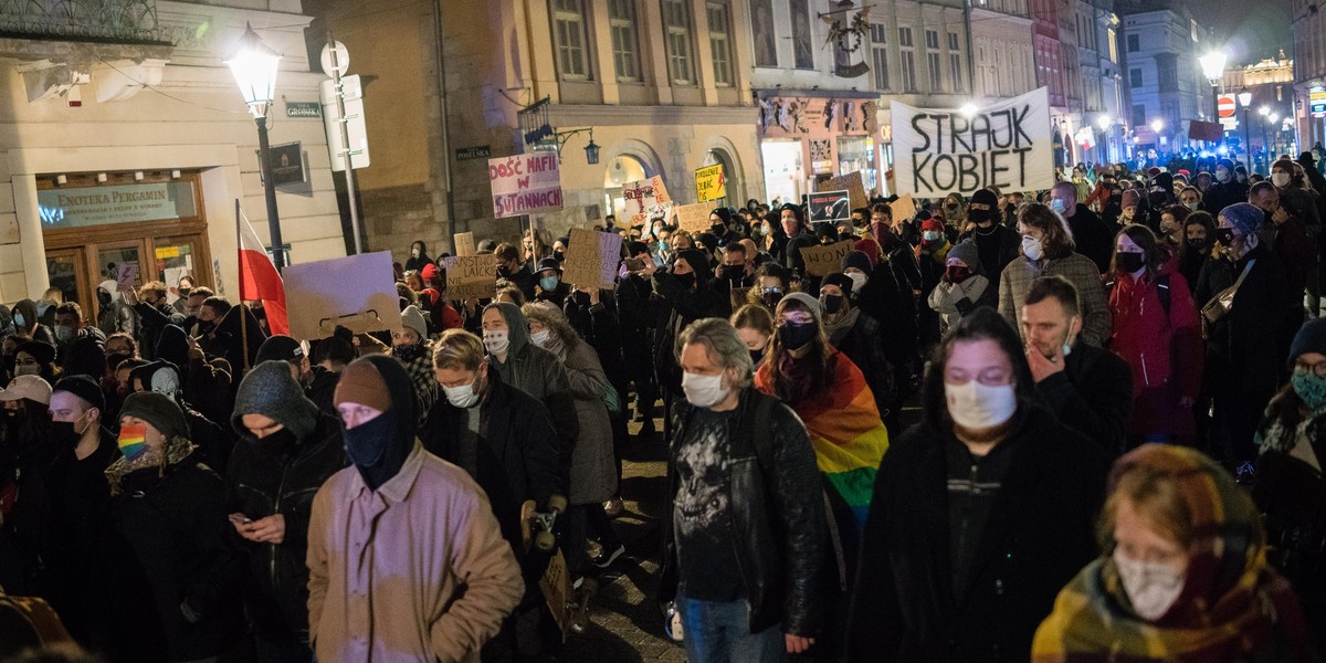 Protest przed kurią i mieszkaniem kard. Stanisława Dziwisza