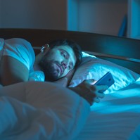 Párom nehezen alszik el és többször is felébred - hogy lehetne ezen segíteni? Az orvos válaszol