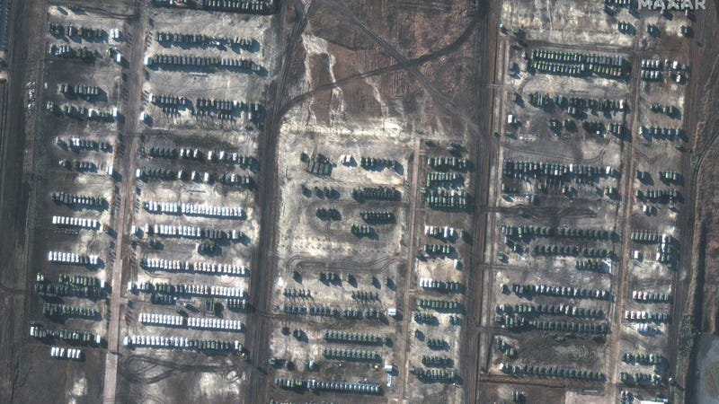 Na zdjęciach satelitarnych widać nowe bazy, a także to, jak zwiększa się wyposażenie już wcześniej istniejących