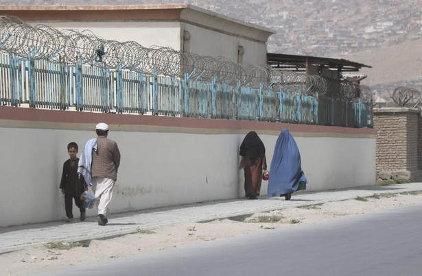 Zajęcia w afgańskich szkołach zostały wstrzymane w połowie sierpnia po powrocie talibów do władzy i upadku prozachodniego rządu.