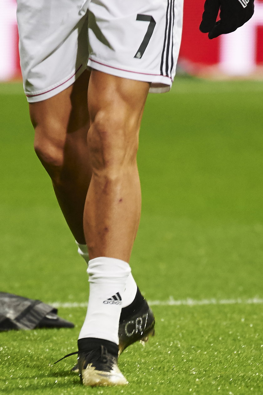 Zobacz umięśnione nogi Cristiano Ronaldo.