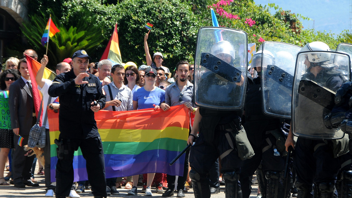 Pierwsza w historii Czarnogóry parada Gay Pride odbyła się w środę w Budvie. Pochód został zakłócony, gdy kilkaset osób zaatakowało jego uczestników i starło się z policją. Niegroźne obrażenia odniosło kilka osób - podało czarnogórskie MSW.