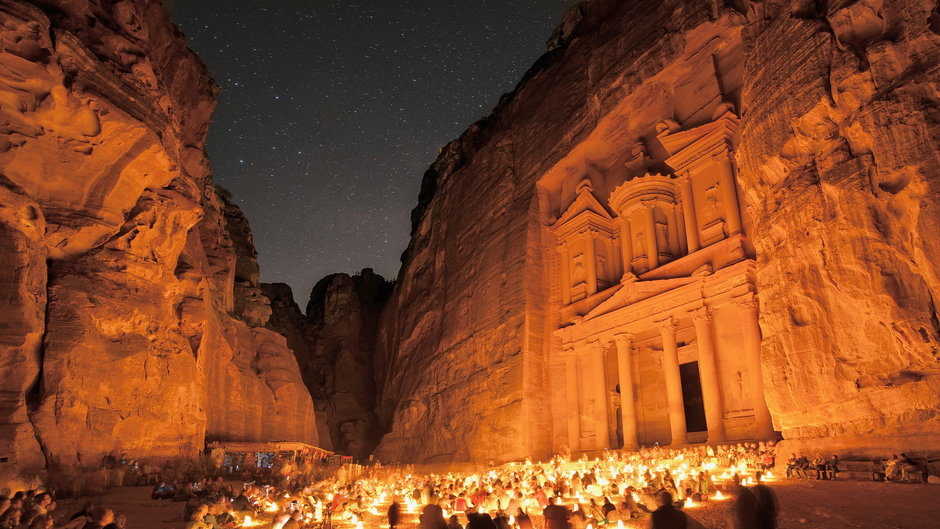 Starożytne miasto Petra w Jordanii, stało się światowej sławy atrakcją turystyczną po pojawieniu się w filmie "Indiana Jones i ostatnia krucjata" w 1989 r.