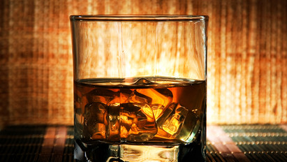 Felnyitottak egy palack 140 éves whiskyt egy kínai vendég kedvéért St. Moritzban