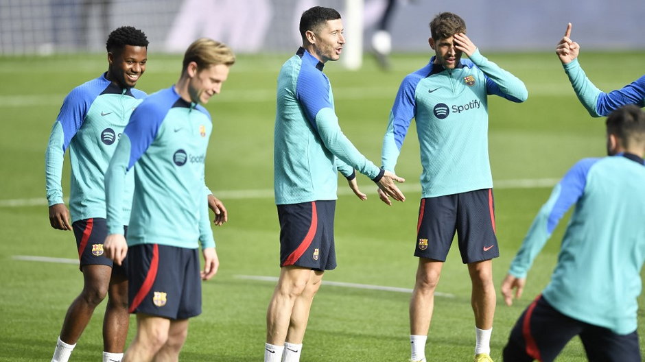 Piłkarze Barcelony podczas treningu