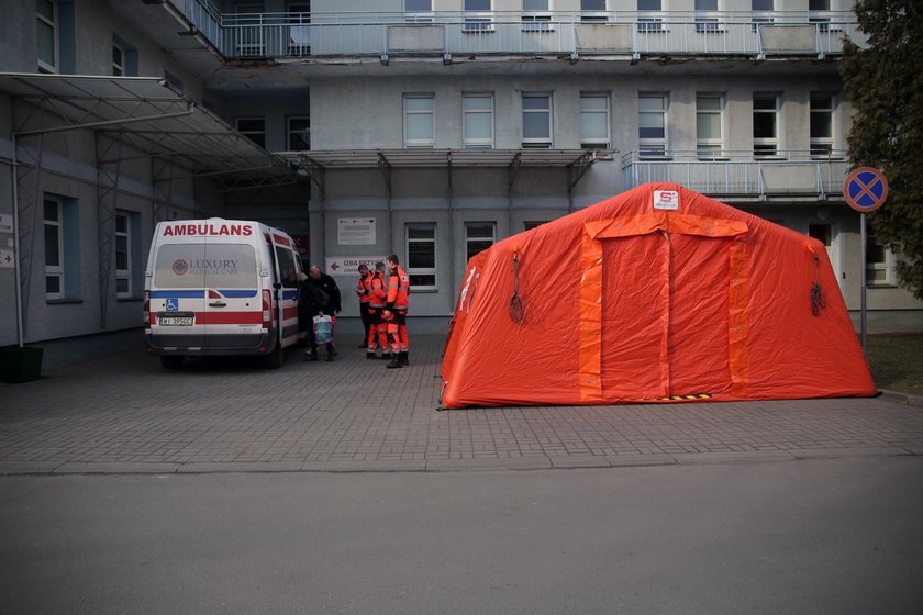 Pierwsi wyleczeni w Łódzkiem pacjenci opuścili szpital 