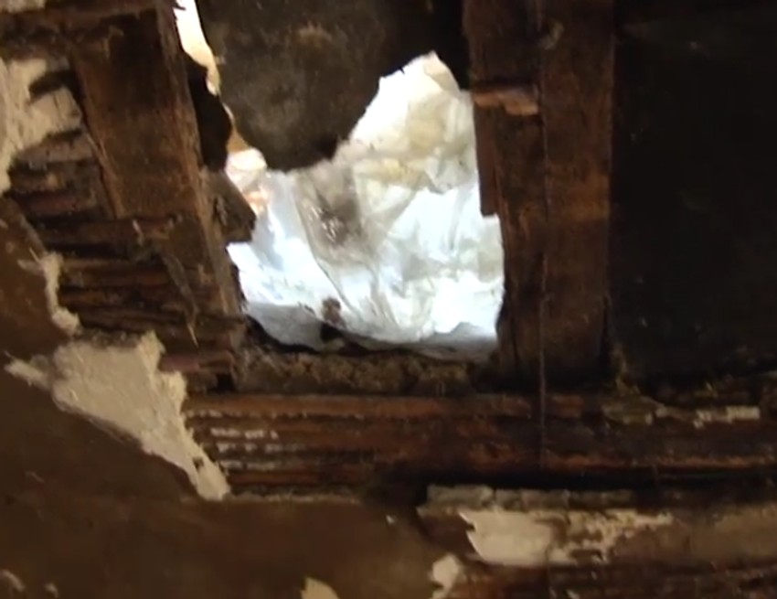 Oštećena na krovu Vesnine kuće toliko su velika da su nastali ogromni otvori