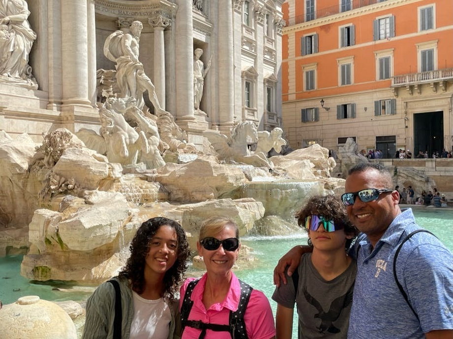 Rodzina Hammondów robi sobie zdjęcie przed fontanną di Trevi we Włoszech. Myle Hammond