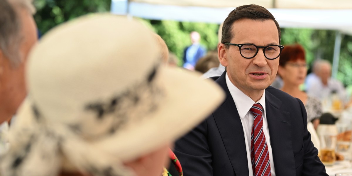 Premier Mateusz Morawiecki podczas spotkania z seniorami w Solcu nad Wisłą 22 sierpnia.