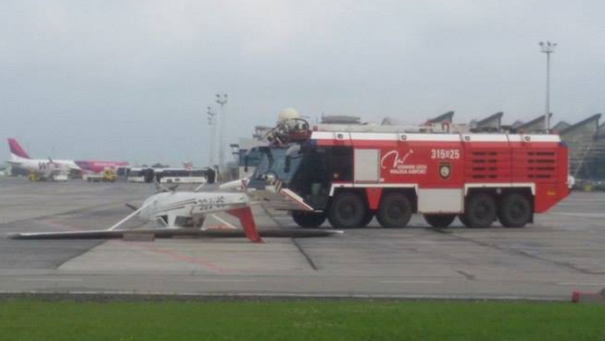 Nawet z prędkością ponad 100 km/h wiał dzisiaj w nocy wiatr na Pomorzu. Bilans wichury w Trójmieście to wiele połamanych drzew, brak prądu w kilku dzielnicach, a także jeden przewrócony samolot.