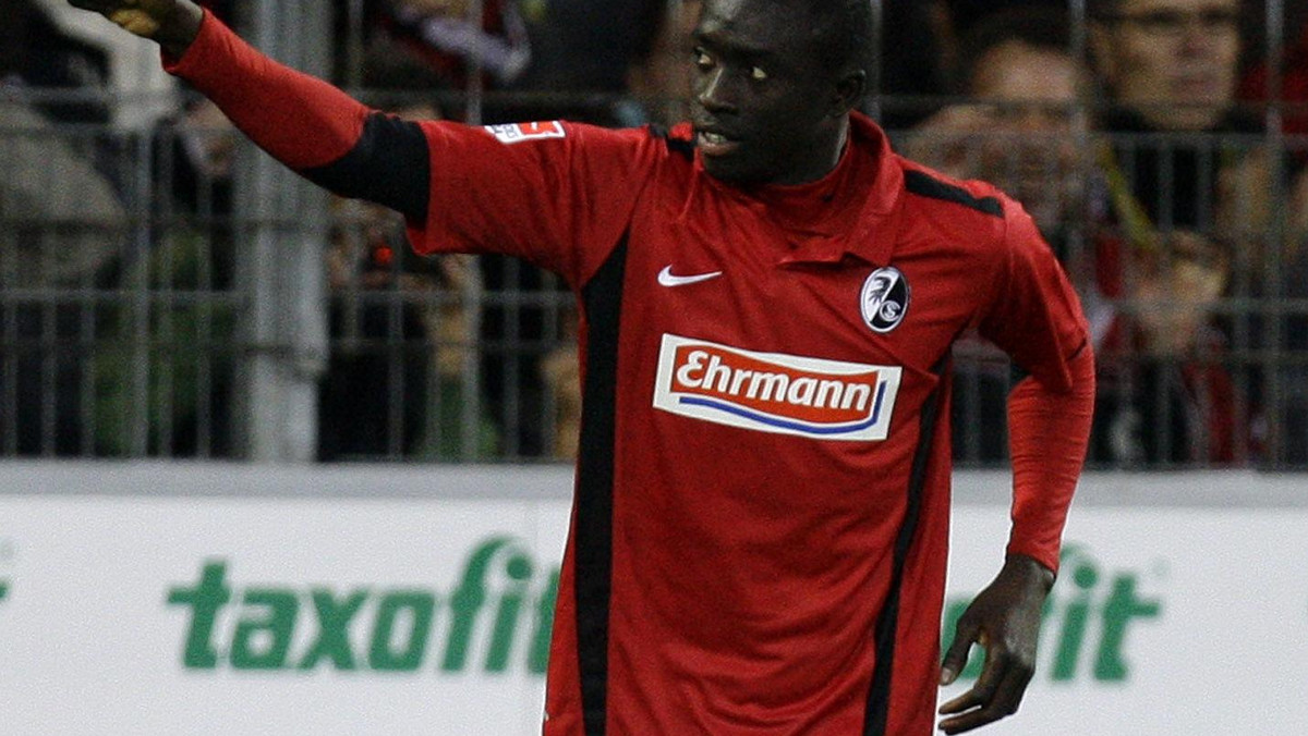 Włodarze Newcastle United zakontraktowali piłkarza niemieckiego Freiburga, Papissa Cisse - donosi oficjalna strona zespołu.