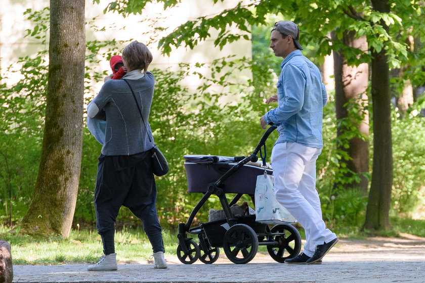 Mateusz Damięcki z synem na spacerze