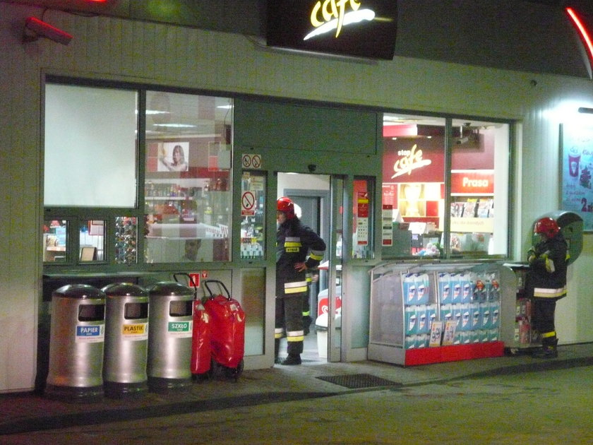 straż pożarna na stacji benzynowej