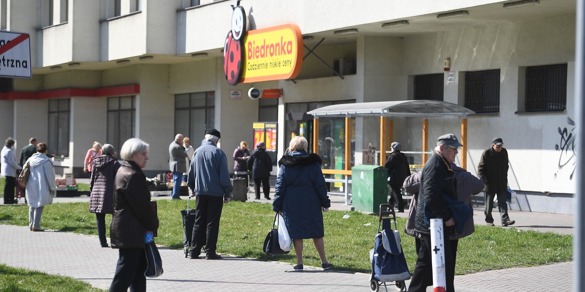 Od 1 do 19 kwietnia ograniczenie liczby klientów było drastyczniejsze - wtedy na jedną kasę przypadało trzech klientów. Teraz limity będą o wiele większe - pięć osób na jedną kasę w sklepach do 100 metrów kw., w większych placówkach jedna osoba na 15 metrów kw. powierzchni. 