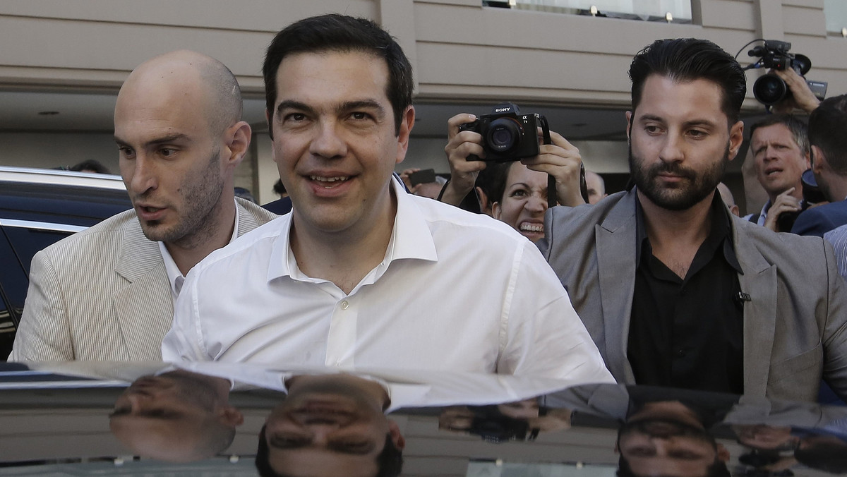 Premier Grecji Aleksis Cipras po oddaniu w niedzielę głosu w referendum przestrzegł przed lekceważeniem głosu ludzi, którzy zdecydowali się wziąć sprawy w swoje ręce. Grecy decydują ws. pomocy zagranicznej dla Aten.