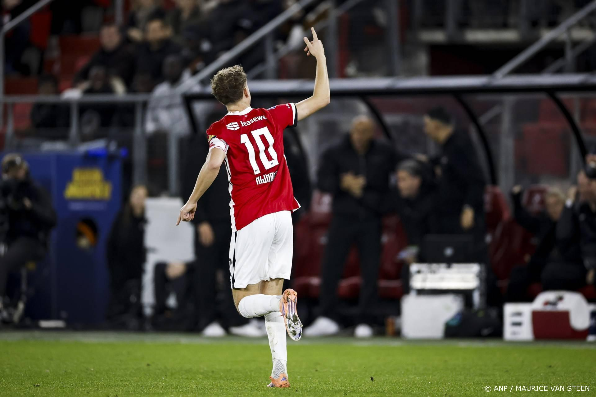 Chaos in Zwolle: Fans gooien bekers op het veld, AZ wint 3-1