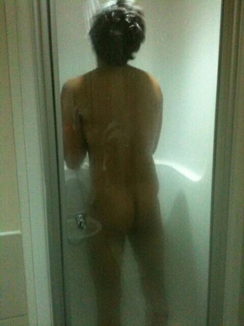 Harry Styles pod prysznicem