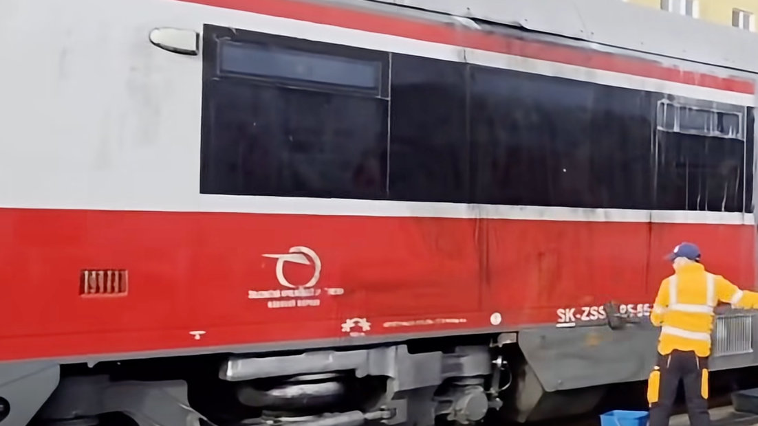 Vandali posprejovali vlakovú súpravu na stanici v Stakčíne.