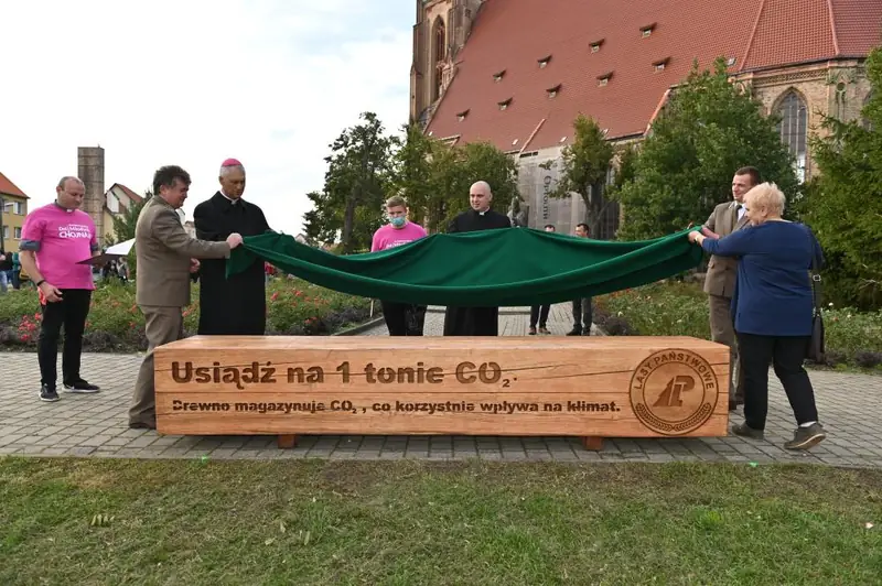 Odsłonięcie ławeczki &quot;Usiądź na 1 tonie CO2&quot;