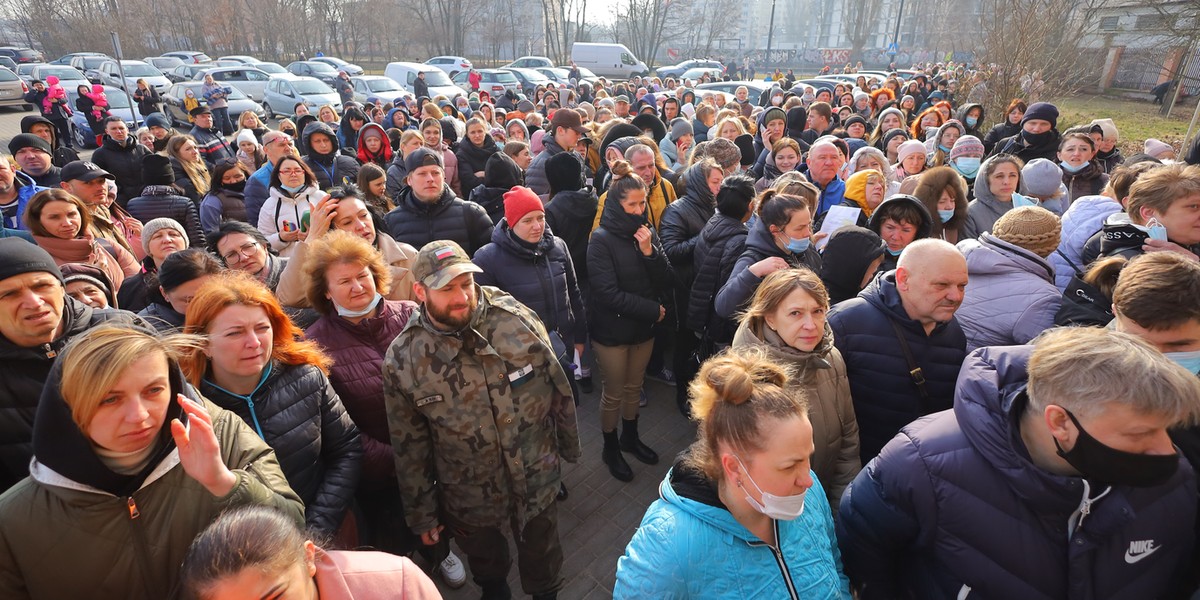 Na zdjęciu kolejka przed punktem obsługi wniosków o PESEL przy Krzemienieckiej 2 w Łodzi.