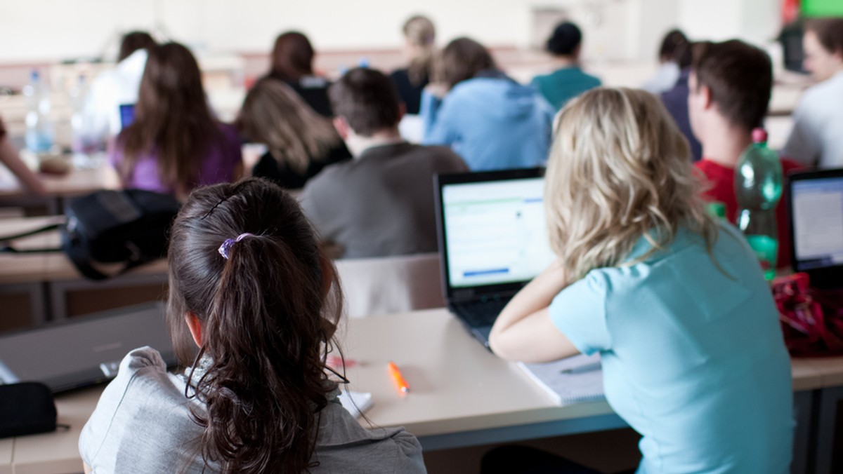 Już za trzy tygodnie w Warszawie i innych miastach Polski odbędzie się Protest Studentek i Studentów. Żacy organizują się m.in. na portalach społecznościowych. Tymczasem w sieci pojawiają się fałszywe profile wydarzenia, podające jego nieprawdziwe szczegóły. – Ktoś chce odwrócić uwagę od właściwej manifestacji – uważają jej organizatorzy.