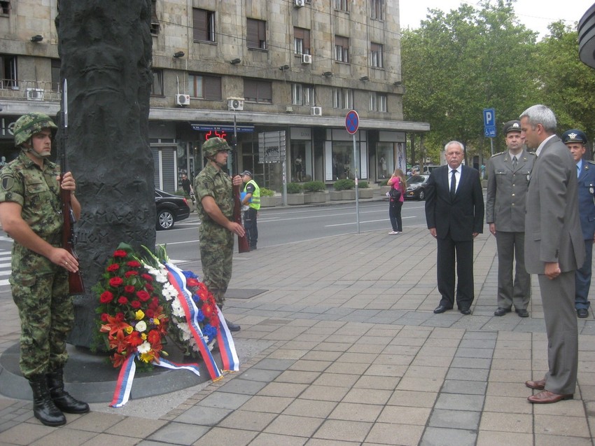 Andrija Mladenović je položio venac na spomenik