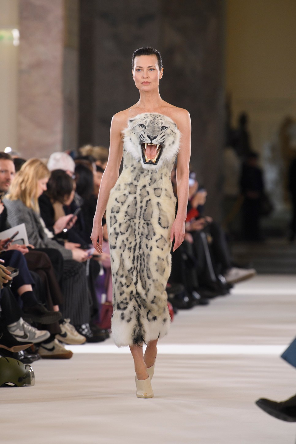 Shalom Harlow a Schiaparelli hópárduc fejes ruhájában