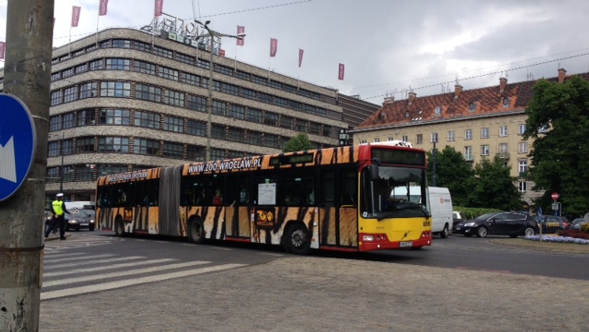 Tylko jedna firma chce wybudować sygnalizację świetlną na placu Kościuszki we Wrocławiu. Nie wiadomo jednak czy oferta zostanie przyjęta, bo cena zaproponowana przez konsorcjum firm Elektrotim, Zaberd i Rotomat wynosi prawie 2 miliony złotych. W magistracie trwa analiza.