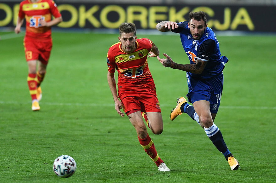 Taras Romanczuk (L) w meczu z Lechem Poznań. Fot. PressFocus