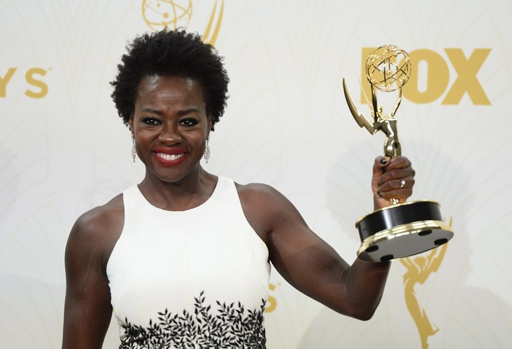 <strong>Viola Davis</strong>
<br></br>
Czarnoskóra Viola Davis otrzymała nagrodę Emmy dla najlepszej aktorki w serialu dramatycznym. Davis jako Annalise Keating gra główną rolę w serialu 