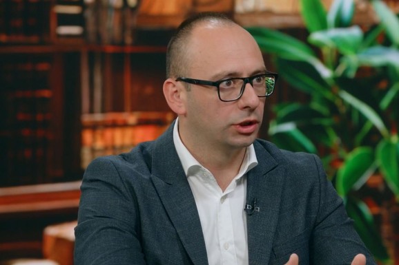 "BILO BI PROTERANO NA HILJADE SRBA, NASTAO BI TOTALNI HAOS" Igor Simić o Zakonu o strancima na KiM: "Danas bi bili blokirani svi administrativni prelazi"