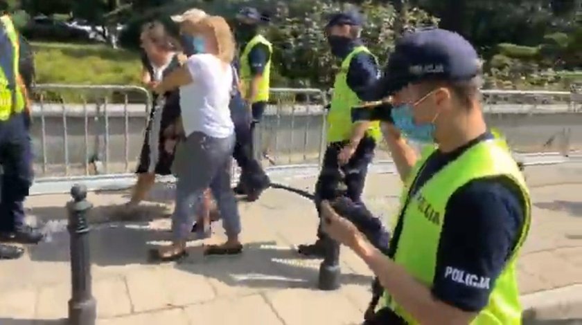 Szokujące sceny przed Sejmem. Posłanki chroniły swoim ciałem mężczyznę... przed policją