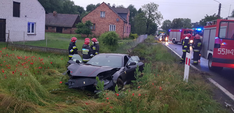 Ferrari rozbite w Gaszynie