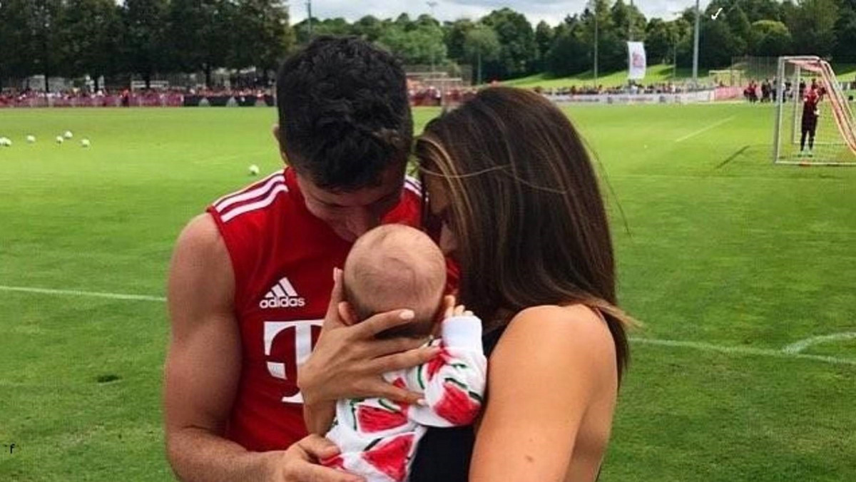 Kiedy Robert Lewandowski wrzucił na Instagram zdjęcie, na którym nosi małą Klarę, nikt nie przypuszczał, że ubranko dziewczynki zrobi taką furorę w sieci. Córka Lewandowskich ma na sobie bladoróżową bluzę z uszami. Internautki oszalały na jej punkcie. Każda matka nagle zapragnęła kupić takie samo ubranko dla swojego dziecka. Nic dziwnego, że asortyment szybko został wyczerpany.