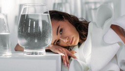 Natalia Szroeder prezentuje teledysk "Połóż się tu"