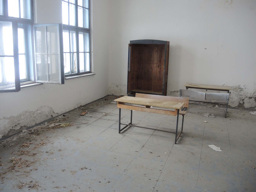 Samo jedna klupa u propaloj zgradi seća da je ovde nekad bila škola