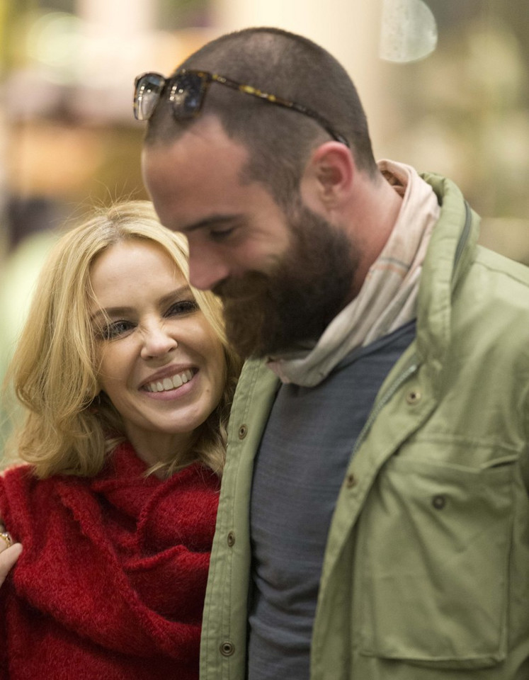 Kylie Minogue i Joshua Sasse