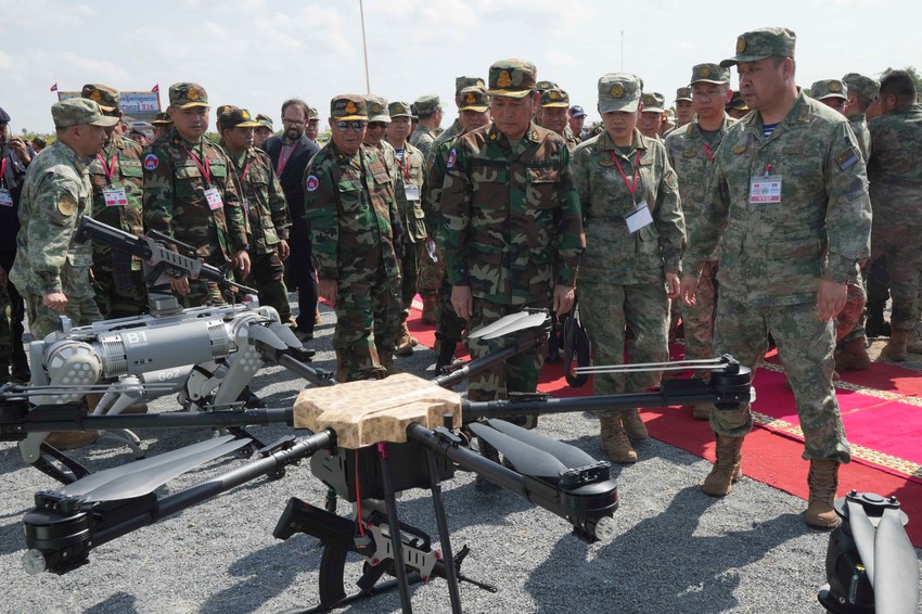 Robotski pas na zajedničkim vojnim vežbama Kine i Kambodže u selu Svaj Čok u provinciji Kampong Čang 16. maja