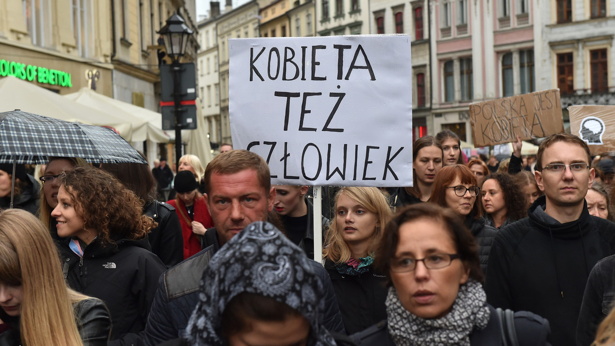 O 17.30 Inicjatywa Polska oraz łódzkie Dziewuchy Dziewuchom organizują protest pod siedzibą PiS-u. Pod hasłem "Antykoncepcja jest ok!" będą walczyć o powszechną dostępność tabletki "dzień po".