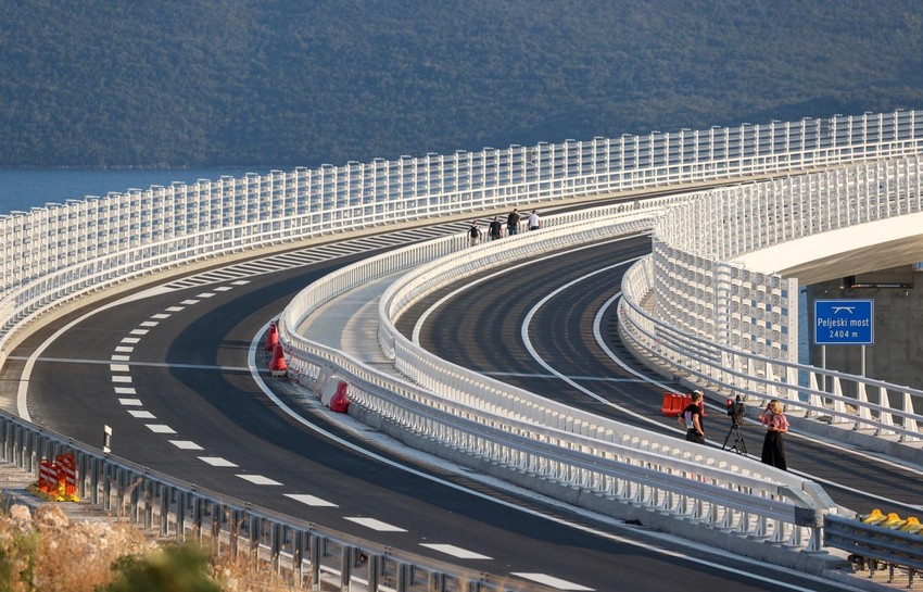  Svečano otvaranje obeležavalo se tokom celog dana programom koji se odvijao sa dve strane mosta - na odmorištima Brijesta i Komarna. 
