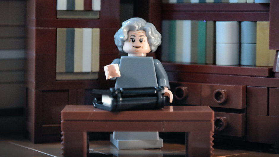 Figurka LEGO przedstawiająca Wisławę Szymborską