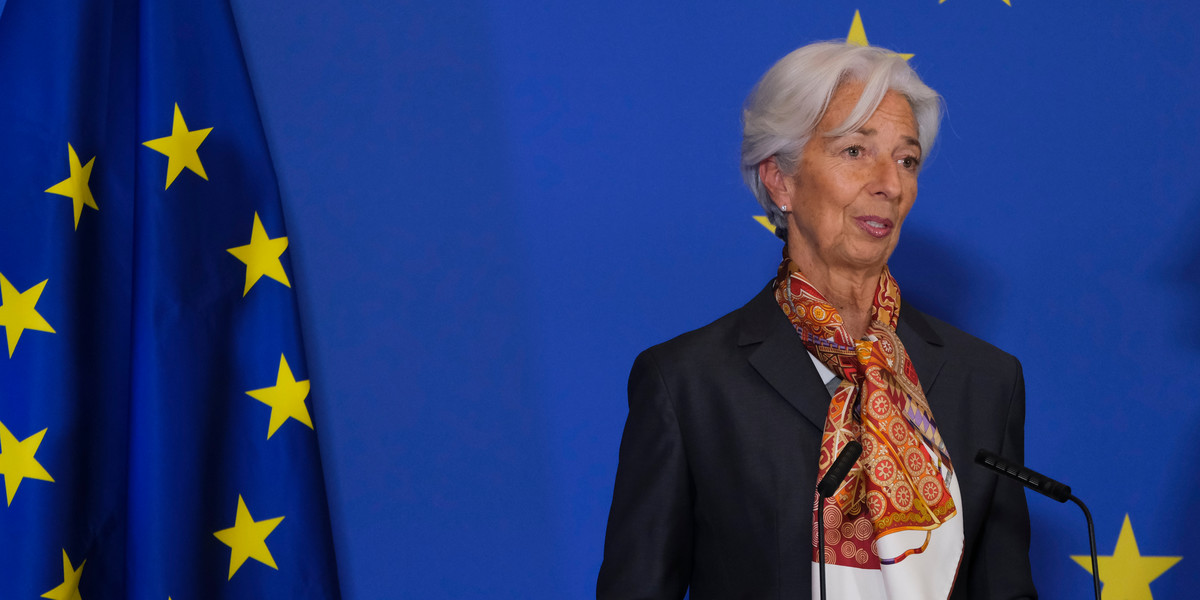 Europa coraz lepiej radzi sobie z inflacją, ale EBC (na zdjęciu prezes Christine Lagarde) zachowuje jastrzębi ton. Wskazuje, że walka nie została jeszcze wygrana i czeka na silniejsze spadki inflacji bazowej. 