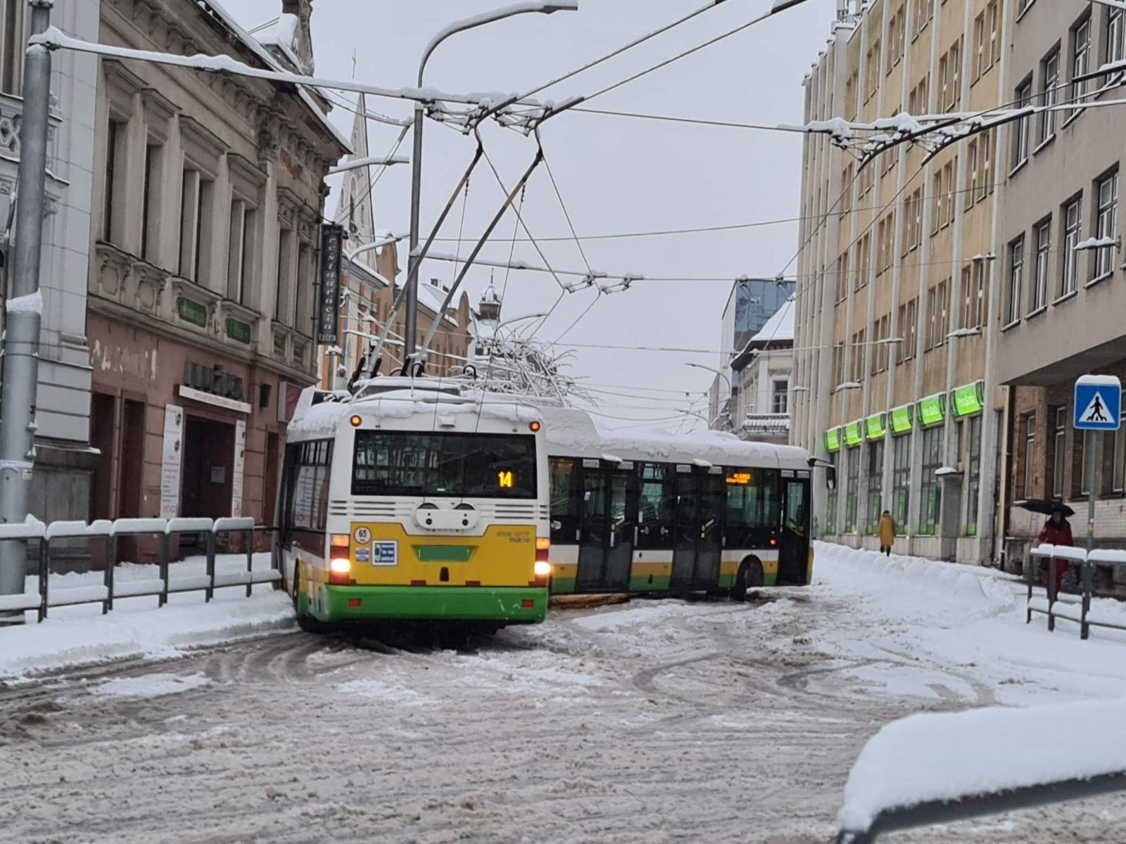 Mesto pokryla biela perina a spôsobuje komplikácie na cestách. 