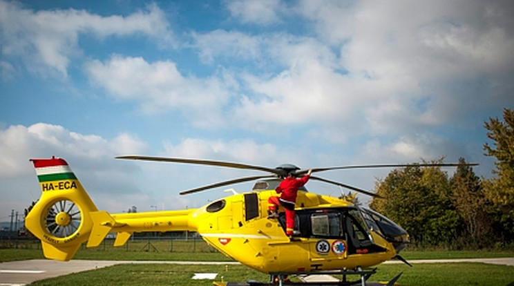 Mentőhelikopterrel szállították kórházba a 12 éves fiút / Fotó: MTI Fotó: Marjai János
