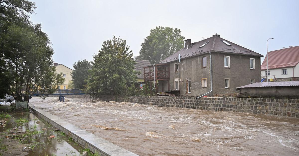  Powodzie: IMGW alarmuje mieszkańców południowego zachodu kraju. Trąba powietrzna na Mazowszu