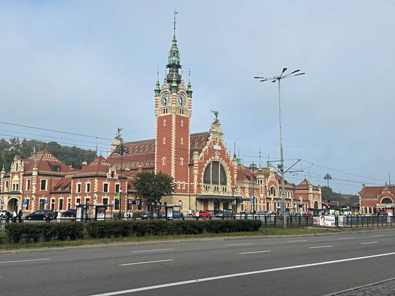Dworzec po niedawnym remoncie. Fot. AdziaK, CC BY-SA 4.0, via Wikimedia Commons